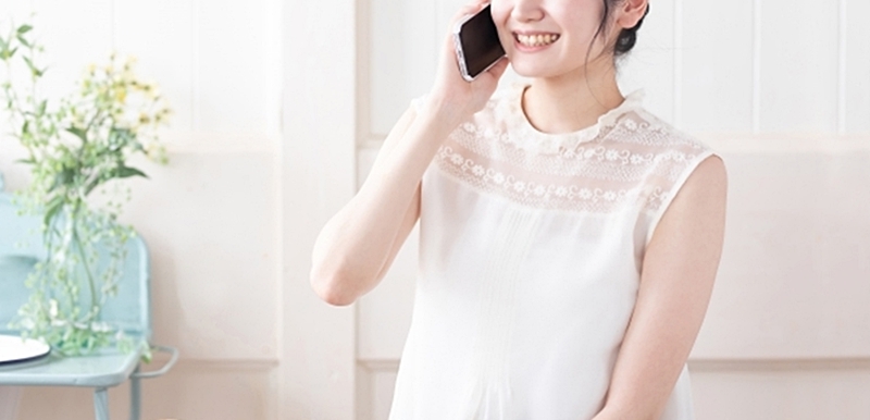 電話する女性