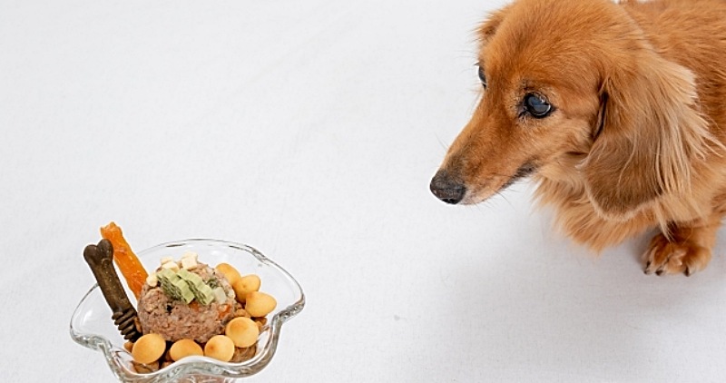 トッピングする様子