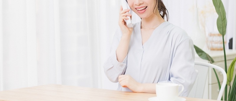 電話する女性