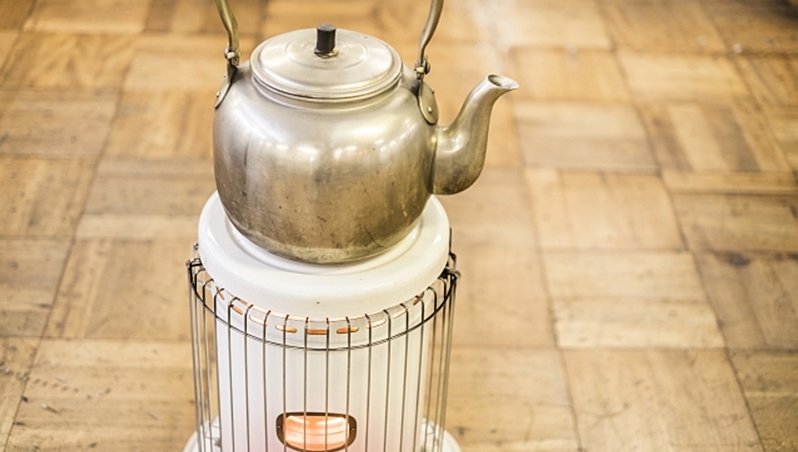 やかんでお湯を沸かす様子