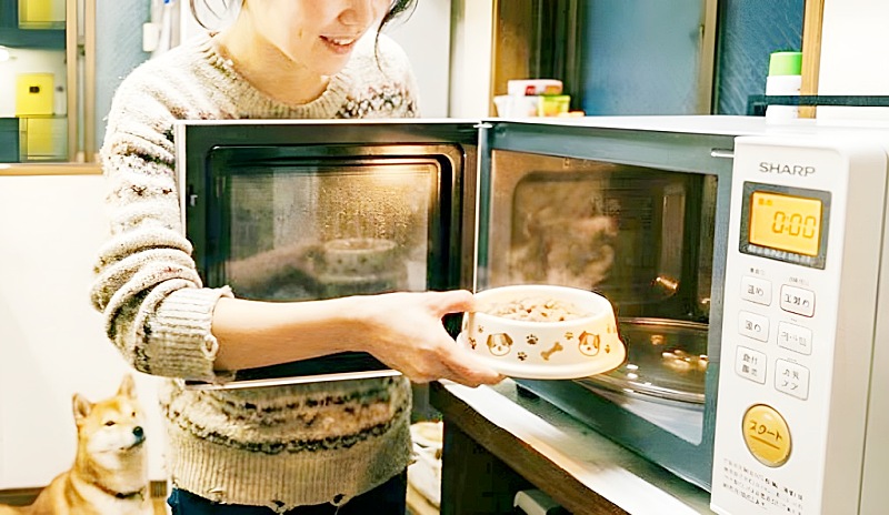 電子レンジで温める様子