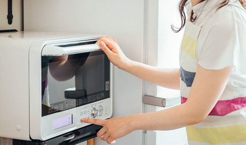 フードを電子レンジで温める様子