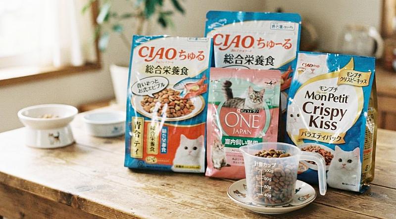 キャットフードと計量カップの写真